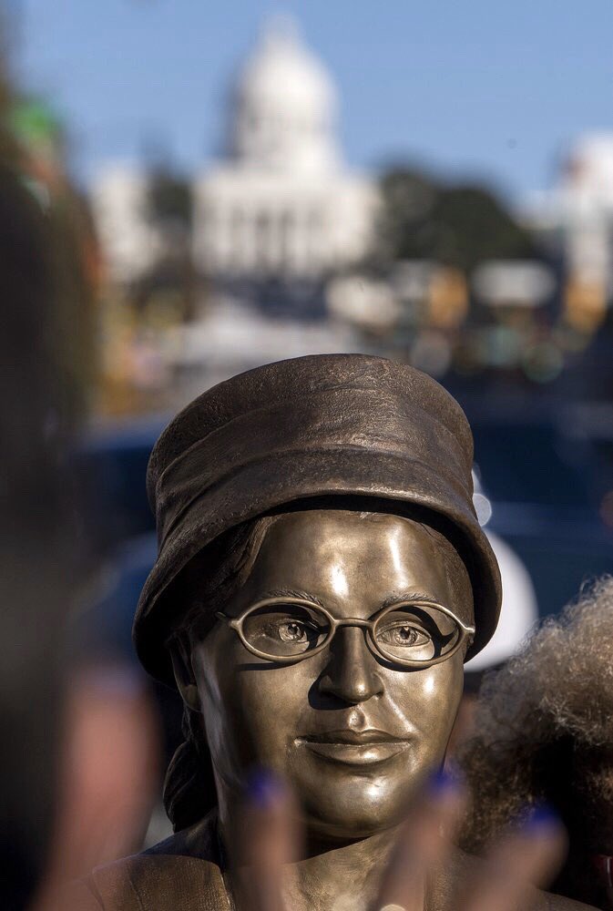 RetroNewsNow's tweet image. 🇺🇸A new statue of civil rights pioneer Rosa Parks was unveiled in Montgomery, Alabama, on the 64th anniversary of Parks’ historic refusal to give up her bus seat to a white man apne.ws/MFzX7dV