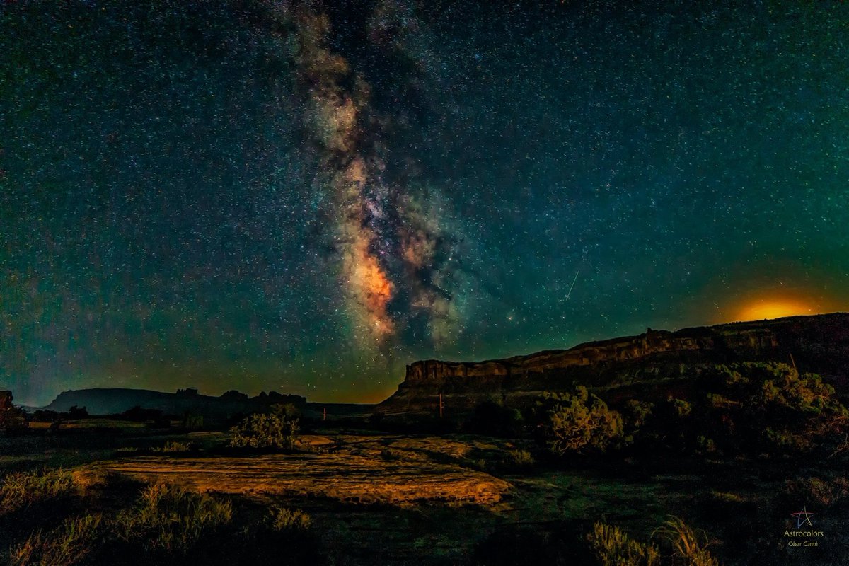 Y seguimos con otra más de las inéditas de la Vía Láctea. Esta es en Moab, Utah, y presenta a nuestra galaxia, sobre una duna de arena petrificada con el paso de millones de años y el reflejo tímido del Sol terminando de ponerse.