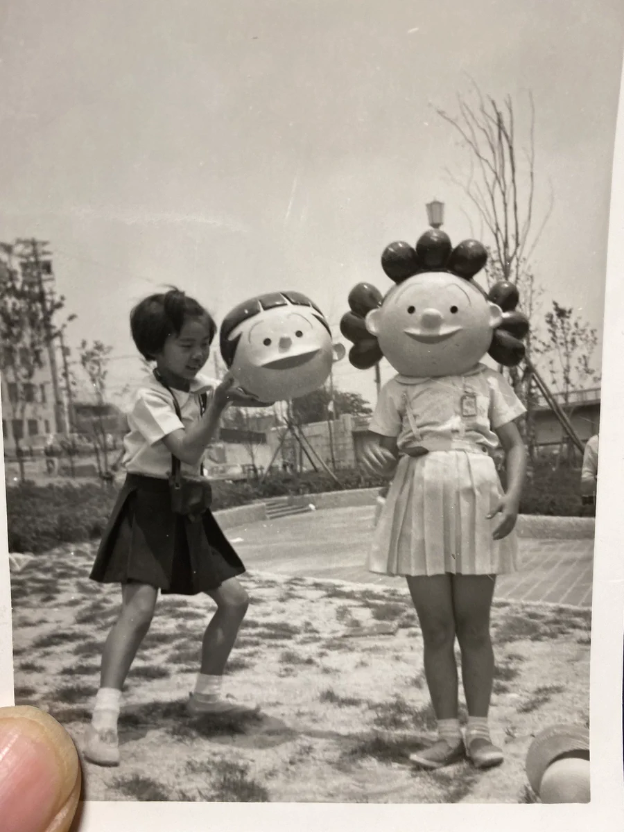 オカンとかの昔の写真www意味がわからなすぎて大笑いwwwなぜサザエさんw