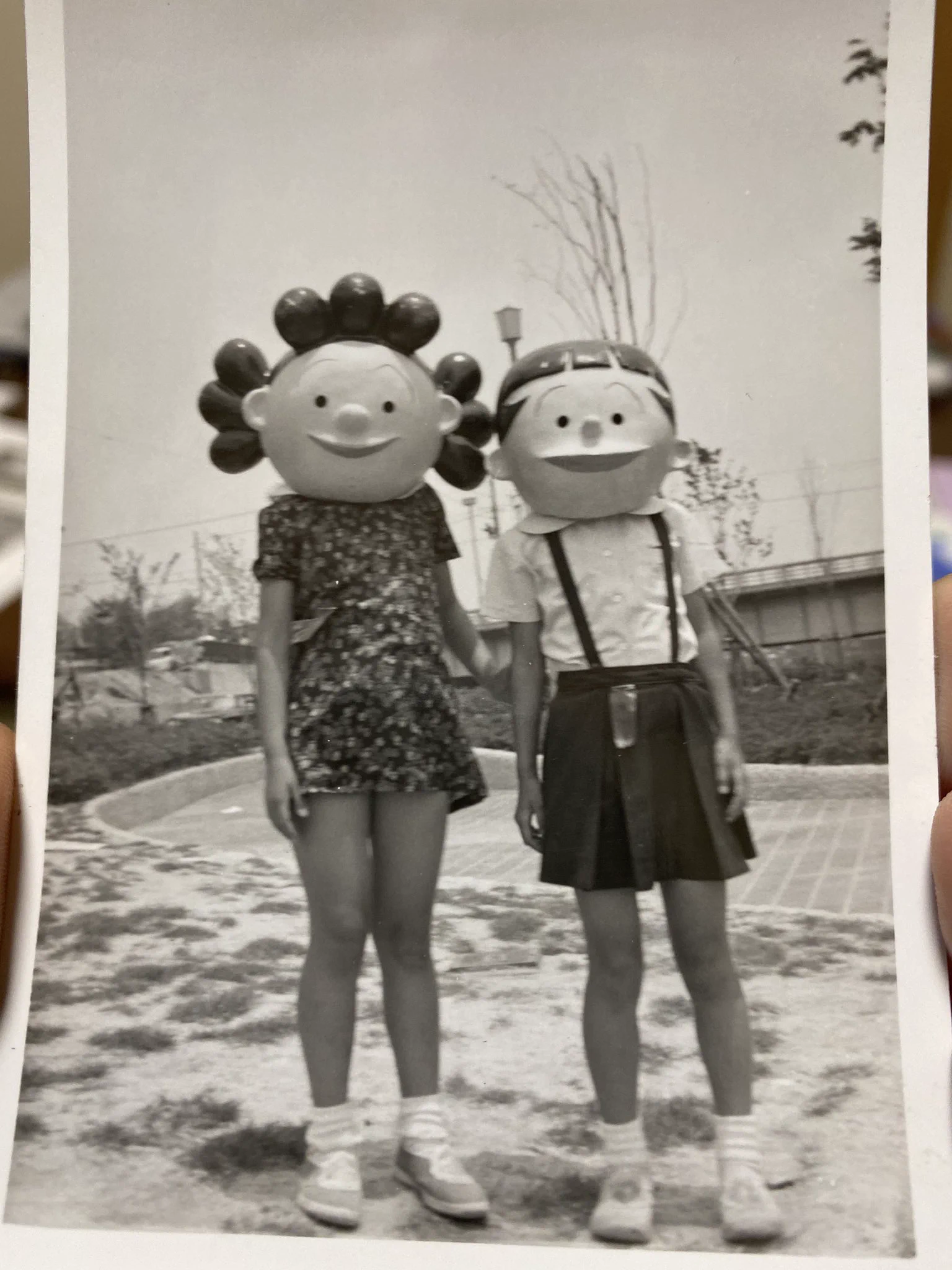 オカンとかの昔の写真www意味がわからなすぎて大笑いwwwなぜサザエさんw