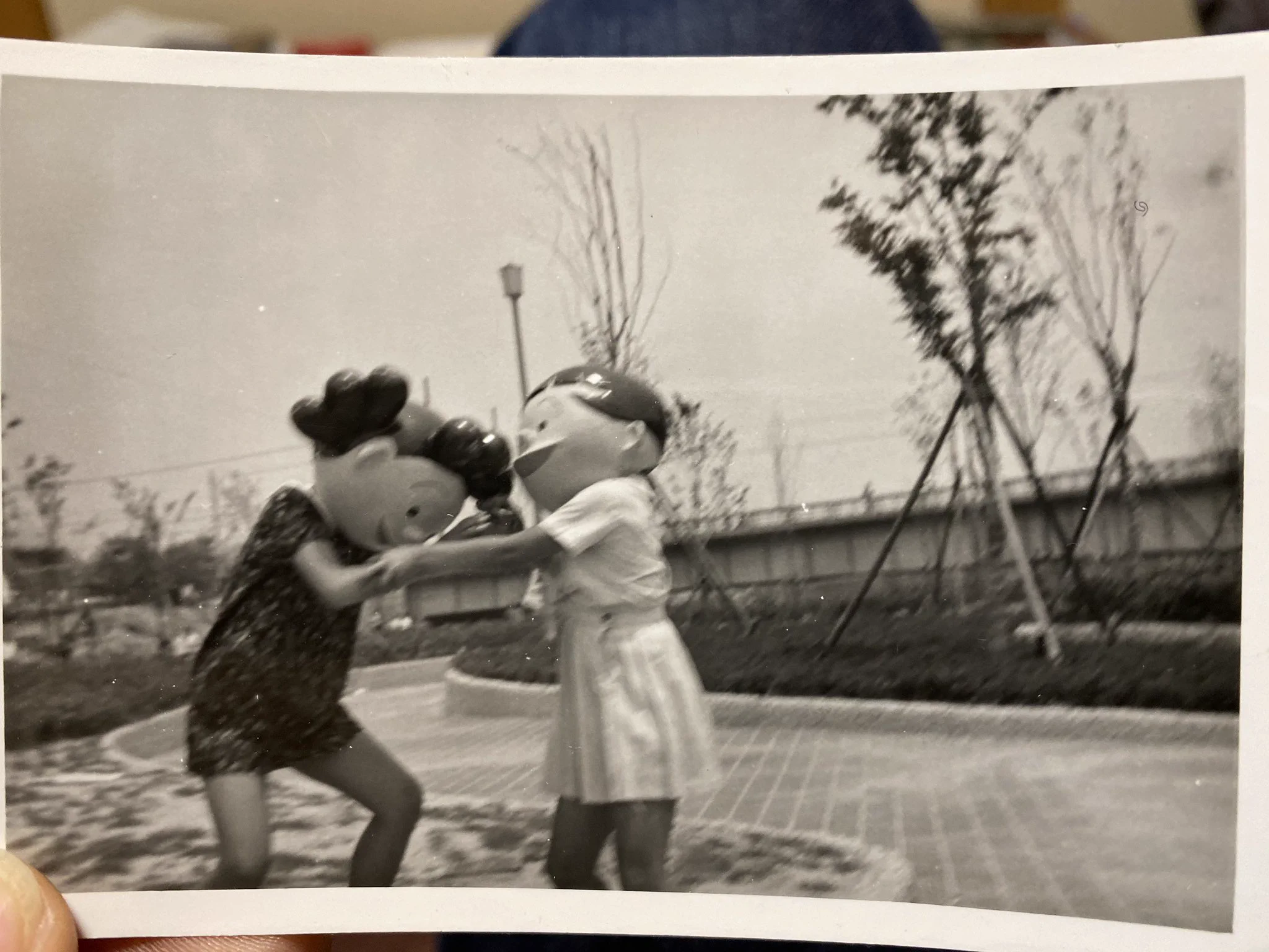 オカンとかの昔の写真www意味がわからなすぎて大笑いwwwなぜサザエさんw