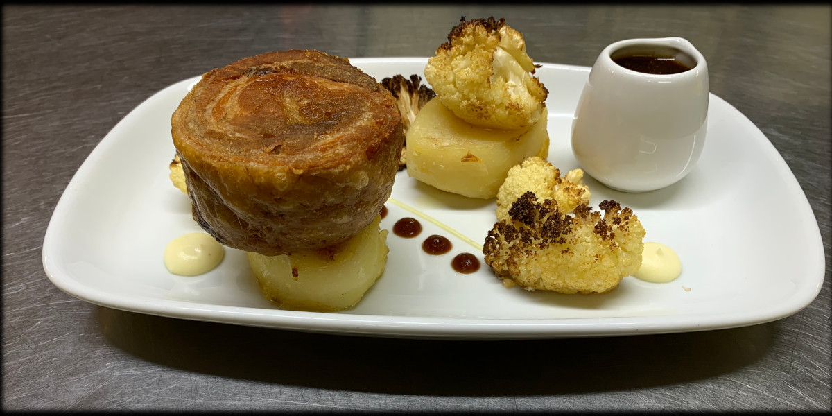 Crispy pork belly, cauliflower puree, roasted cauliflower, fondant potato, reduced apple sauce 

Reserve your table at........

links.wildfowlerinn.com/reservations
