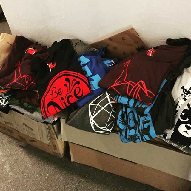 ChillFishDesign's tweet image. Laatste kans! Ik ben nu een jaartje gestopt met #chillfishdesign Ik ben nu mijn werkruimte aan het opruimen om ruimte te maken voor nieuwe projecten! Ik heb nog een voorraad aan gloednieuwe #chillfish #tshirts Komende dagen ga ik delen wat ik nog heb en is het jouw allerlaat…