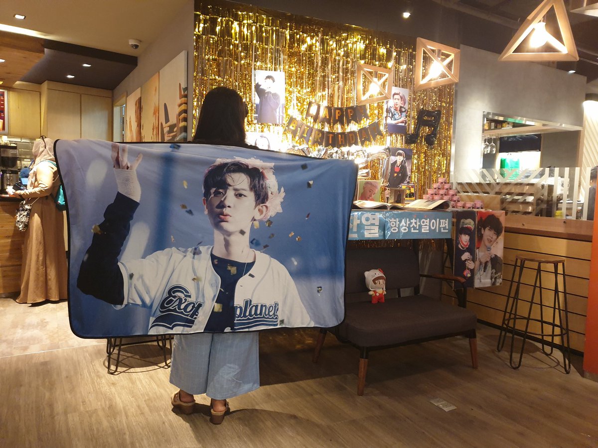 Desire2B_Free's tweet photo. Thank u so much to the admins 4 amazing BD event of 찬열이! The deco is just WOW &amp; U all are very kind to even let me borrow the beautiful CY blanket for photo!!!!! @berryfifi @costhatslove @soldoutmochapan! I enjoyed every moment of it!! @4SeasonsLOEY https://t.co/66HIpkXRQ1