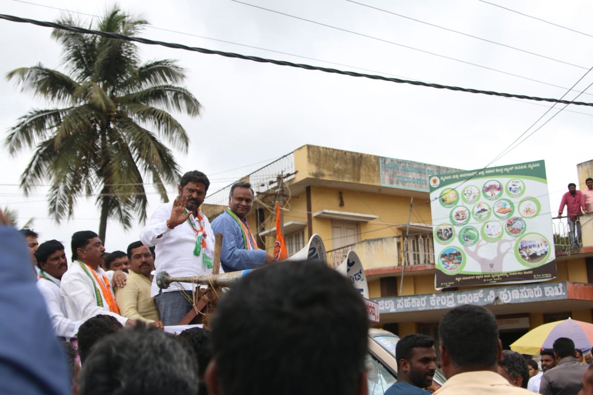 HPManjunathINC's tweet photo. ಹುಣಸೂರು ತಾಲ್ಲೂಕಿನಲ್ಲಿ ಇಂದು ಮಾಜಿ ಸಚಿವರಾದ ಶ್ರೀ @PriyankKharge ಯವರು ಬನ್ನಿಕುಪ್ಪೆಯ ಸುತ್ತಮುತ್ತಲಿನ ಗ್ರಾಮಗಳು ಮತ್ತು ಹುಣಸೂರಿನ ಟೌನ್ ಭಾಗಗಳಲ್ಲಿ ಕಾಂಗ್ರೆಸ್ ಅಭ್ಯರ್ಥಿಯಾದ ನನ್ನ ಪರವಾಗಿ ಪ್ರಚಾರ ಮಾಡಿದರು.
@INCKarnataka

#Hunsur https://t.co/6eKNX2VTEg