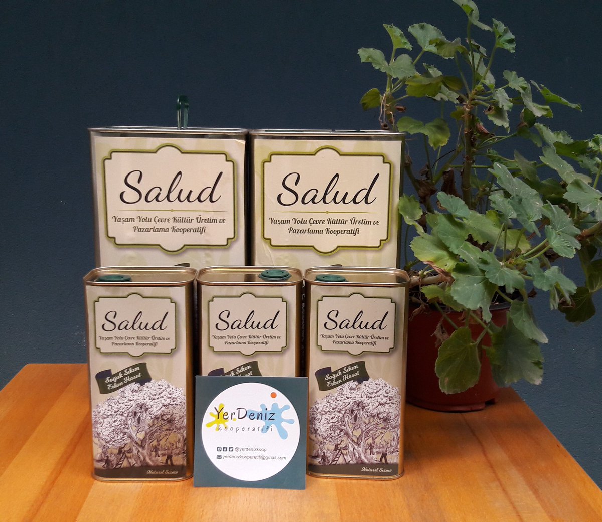 yerdenizkoop's tweet image. Yeni kurulan Yaşam Yolu Kooperatifi&apos;nin Ayvalık zeytinlerinden ürettiği erken hasat soğuk sıkım zeytinyağı 1 lt ve 5 lt seçenekleriyle YerDeniz raflarda 💙💚💜
#yerdenizkoop #yaşamyolukoop #zeytinyağı #erkenhasat #doğalürün #ekolojikgıda #yaşamıbirlikteörgütlüyoruz
