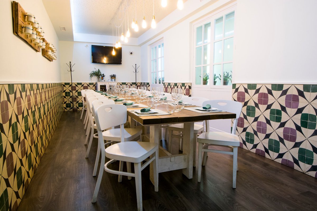 ¿Aún no tienes tu reserva para tu comida de grupo de #Navidad? Te recordamos que disponemos de 4 completos menús para que puedas disfrutar de lo mejor de nuestra cocina y tenemos un reservado con capacidad para 18 pax. Más info T. 918 66 40 30 o info@bacira.es #NavidadBacira