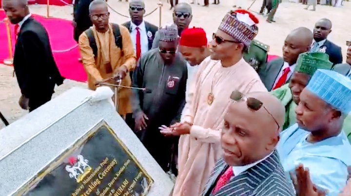 Journalist_Mind's tweet photo. PMB Makes HISTORY 👇 👇

History Made As President Buhari  Performs Groundbreaking Ceremony For The Construction Of University Of Transportation, Daura.

The University Will Be Built By China Civil And Construction Company (CCECC). https://t.co/YXR6VHQNLe