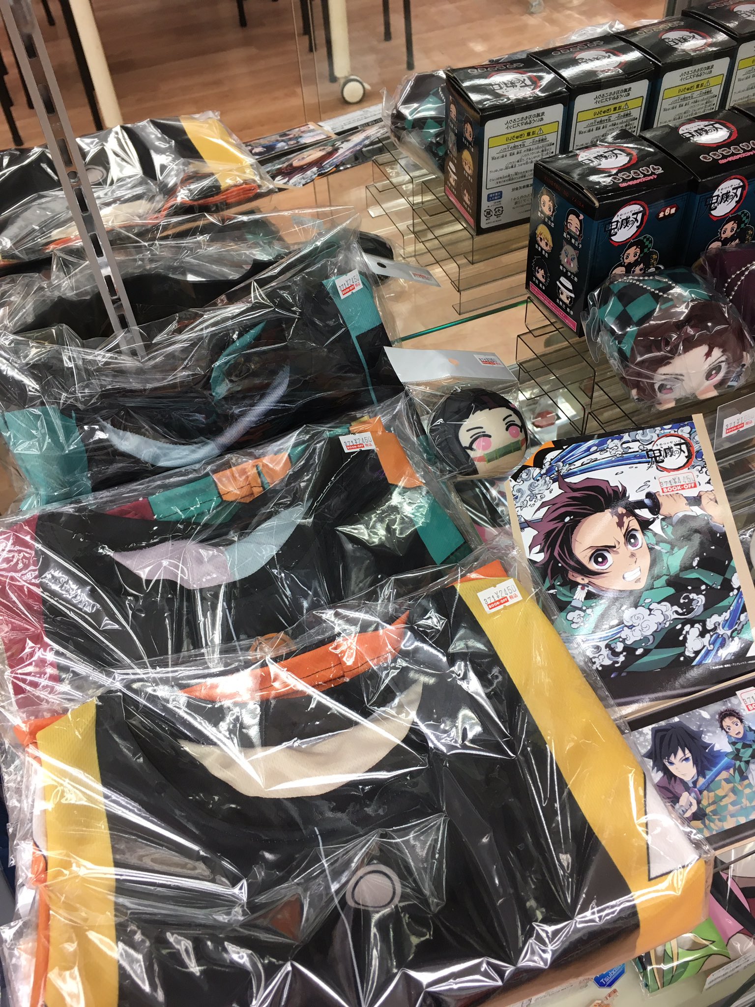 ブックオフ函館昭和店トレカ担当 Pa Twitter 鬼滅の刃グッズ入荷いたしました 12月21日 即完売した一番くじ 再販決定 当店入荷予定です 鬼滅の刃 鬼滅の刃グッズ Jumpグッズ アニメグッズ T Co 6cib8e63gn Twitter