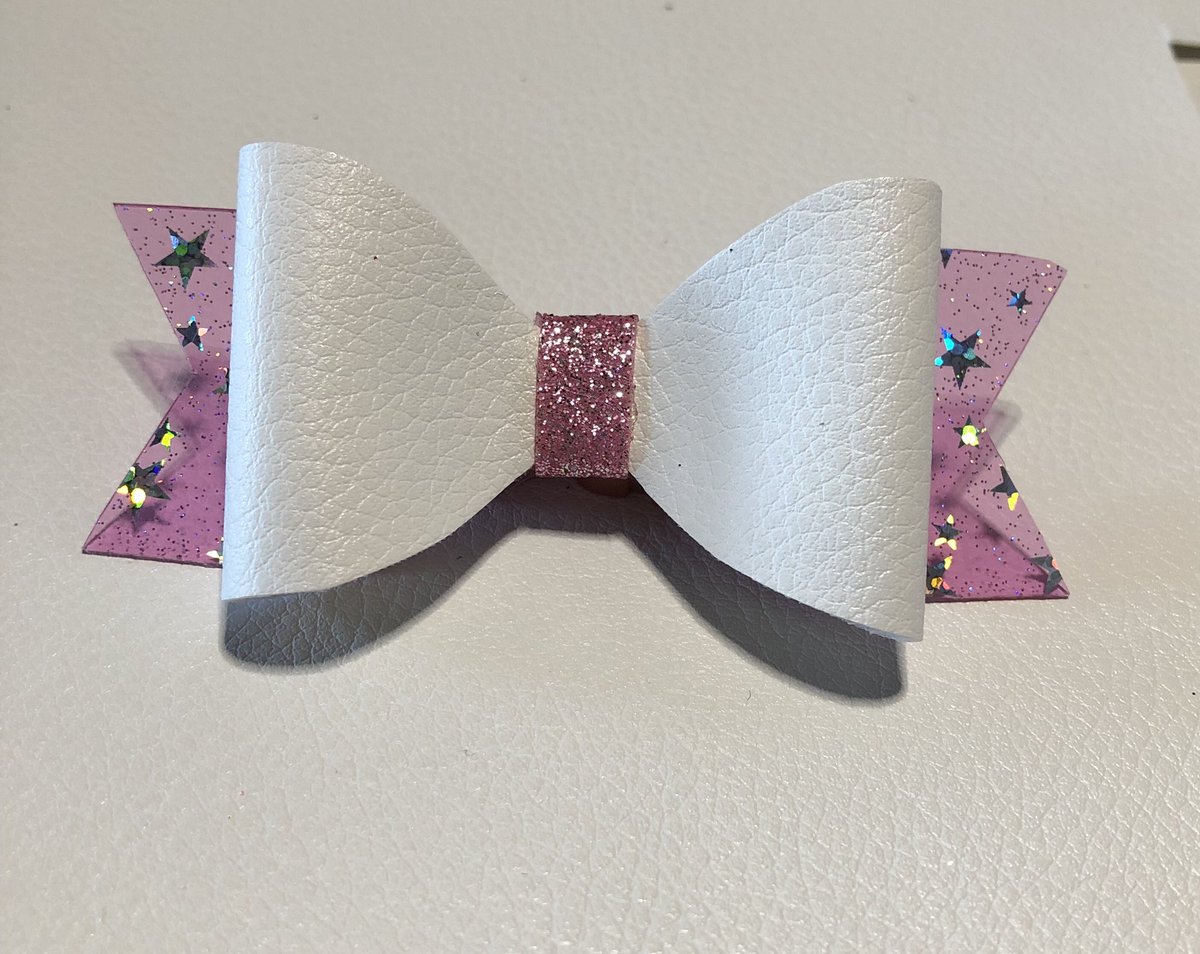 Ooh pink &amp; white sparkles. 🤩😍🎀order for customer.
#wilmslow #cheshire #knutsford #bowtastic