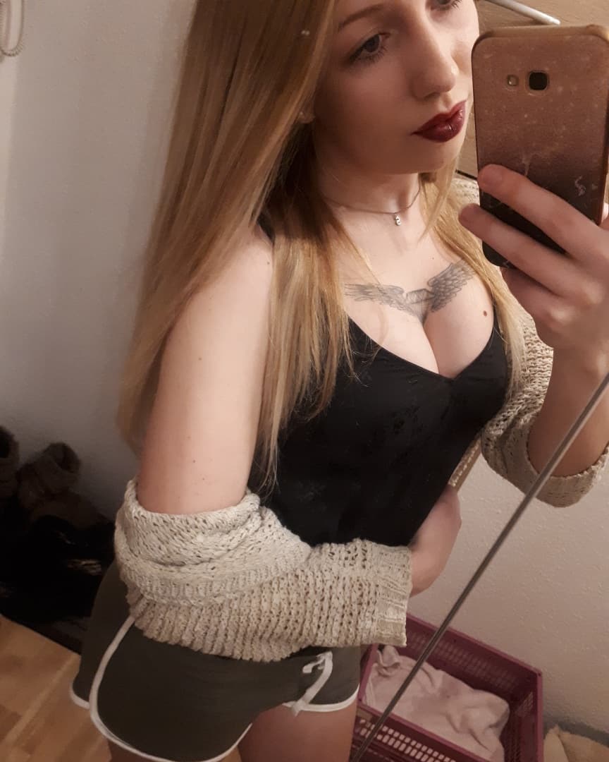 Ich bin kein Engel, nichts besonderes, mache Fehler, bin nicht perfekt, nicht normal, manchmal verrјckt, aber wenigstens bin ich, ich selbst  💖