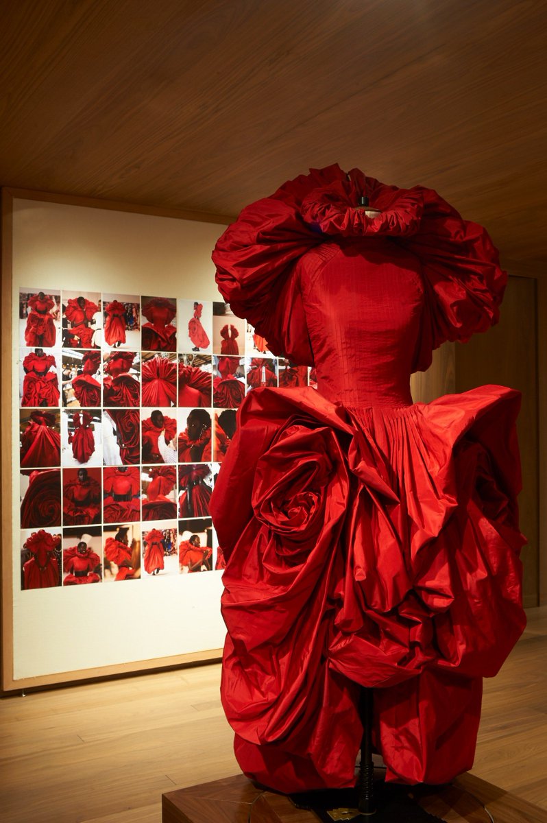 DressHistorians's tweet photo. The 'Roses' exhibition now open at Alexander McQueen, Old Bond Street, London. It  is the second exhibition held in the store as part of Sarah Burton's mission to create open-access resources for sharing knowledge to new generations of fashion students. https://t.co/XoZT48JflH https://t.co/Xf8KVOyBkO