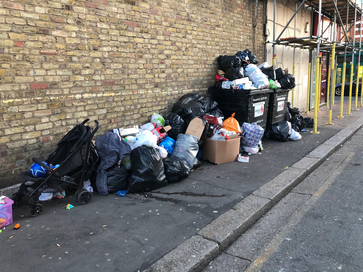 UpperEdmonton's tweet photo. Morning @Nesil_Caliskan @EnfieldCouncil - is any comment required? I’ve lost count how many times I’ve highlighted this corner on College Gardens as a problem. Who has the courage to resolve it? @REACTN18 @EdmontonReact https://t.co/GXPEJunzal