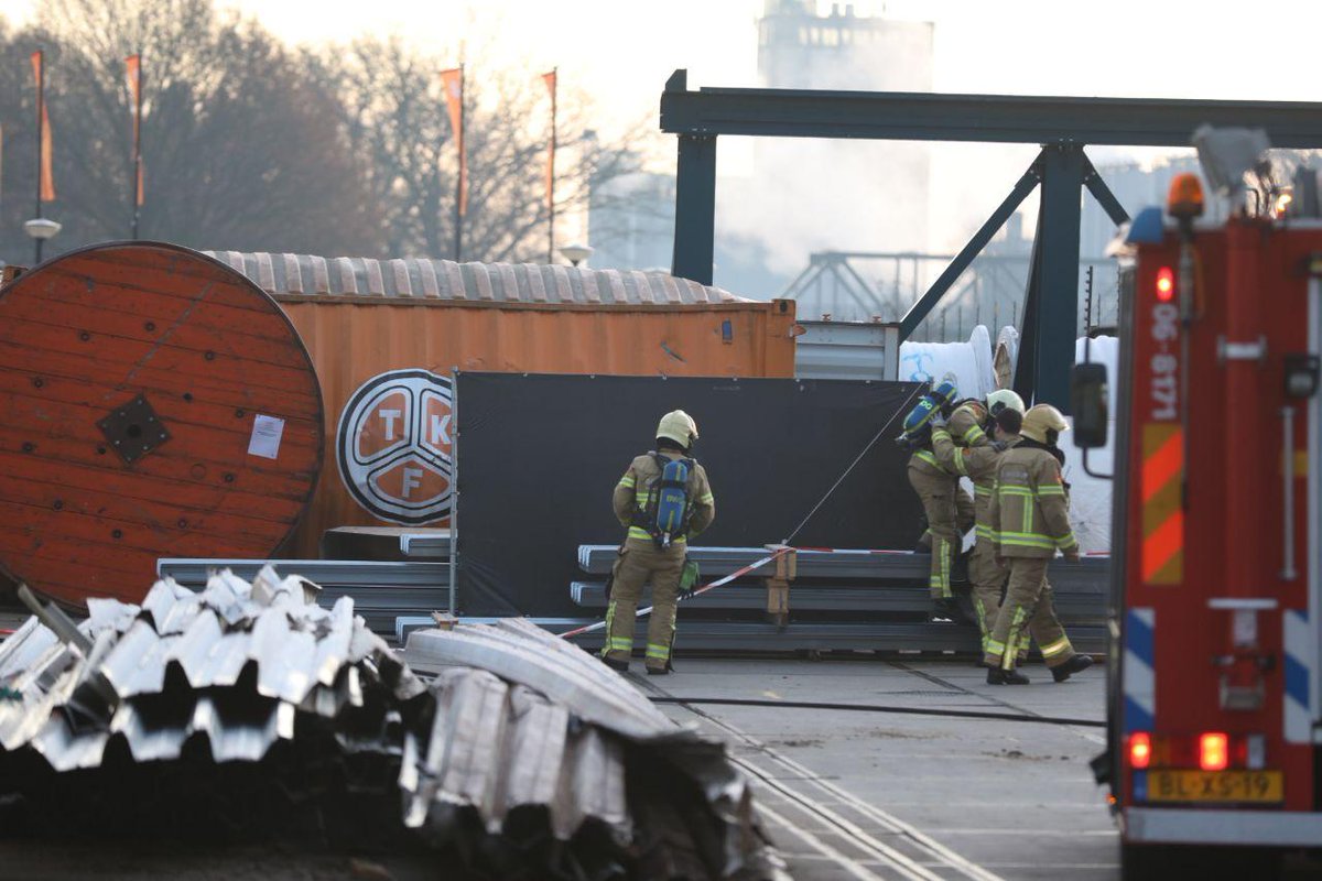 Persoon overleden na explosie op industrieterrein bij de Twentsche Kabelfabiek aan de Kwinkweerd in Lochem, zo meldt de politie...
