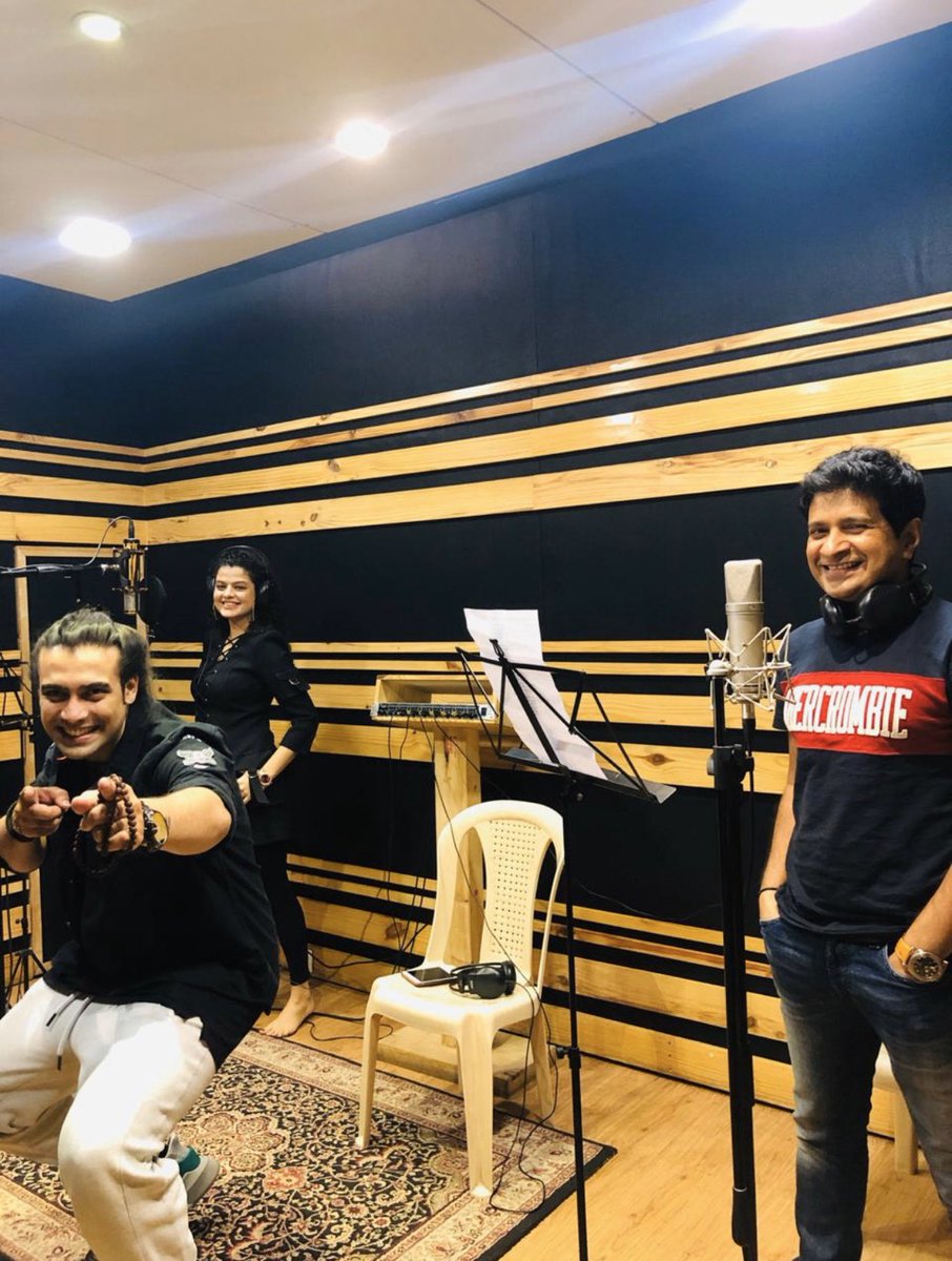 palakmuchhal3's tweet photo. In sync... 🎵🎧🎙

@K_K_Pal @JubinNautiyal https://t.co/nNvZBr90fT