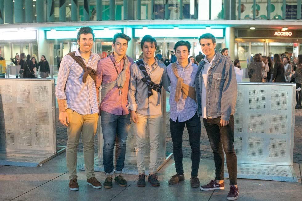 La gente que dice que vamos así los fans de Taburete... 🤦🏻‍♀️
Yo me pongo a su lado y parezco una mendiga pidiendo dinero...

Como otra cosa, dicen que todos los fans de Taburete son pijos y niños de papá. Ojalá yo siendo fan suyo fuera así, porque al lado suyo no tengo ni un euro.