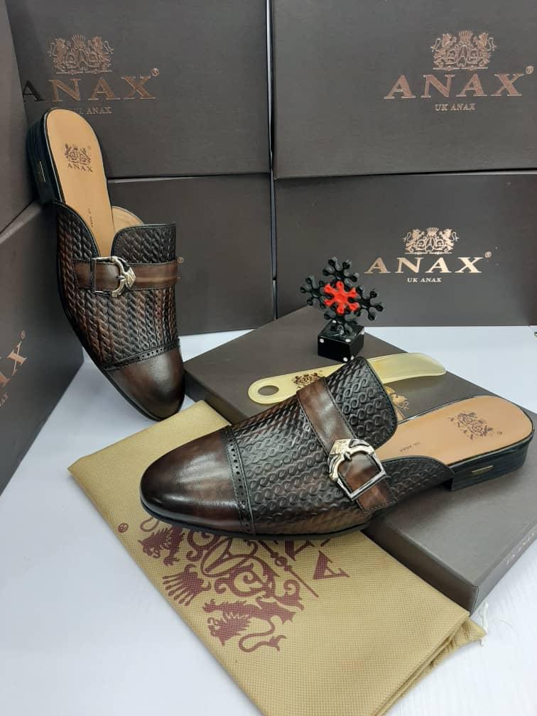 efficacy__'s tweet image. It is the the last month of the year and we are grateful to God for keeping each and everyone of us. This shoe right here is available for #20,000.. #Akinalabi #FireboyDML #Guytalk #EFCC