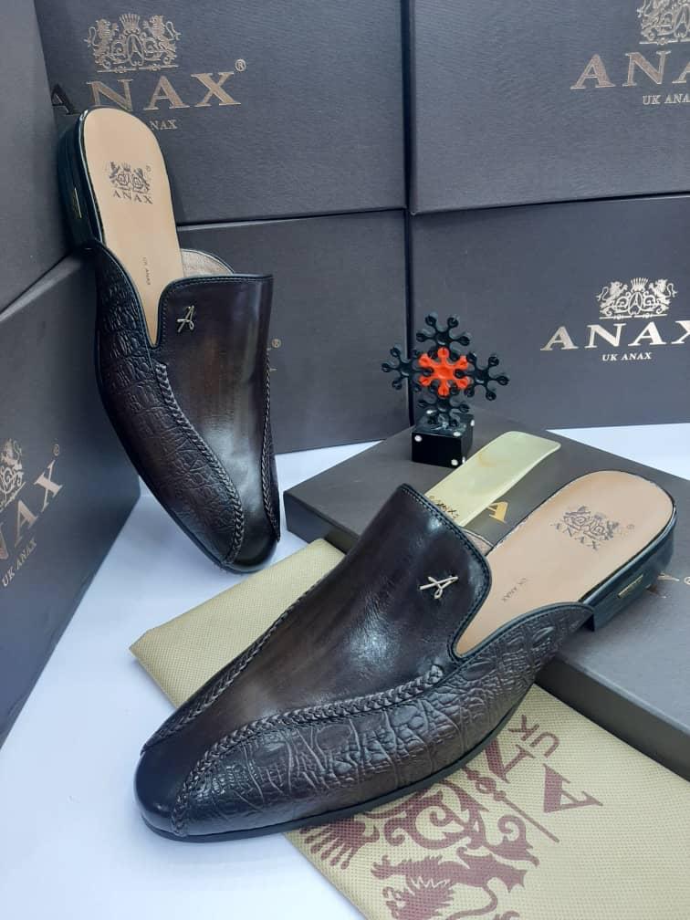 efficacy__'s tweet image. It is the the last month of the year and we are grateful to God for keeping each and everyone of us. This shoe right here is available for #20,000.. #Akinalabi #FireboyDML #Guytalk #EFCC