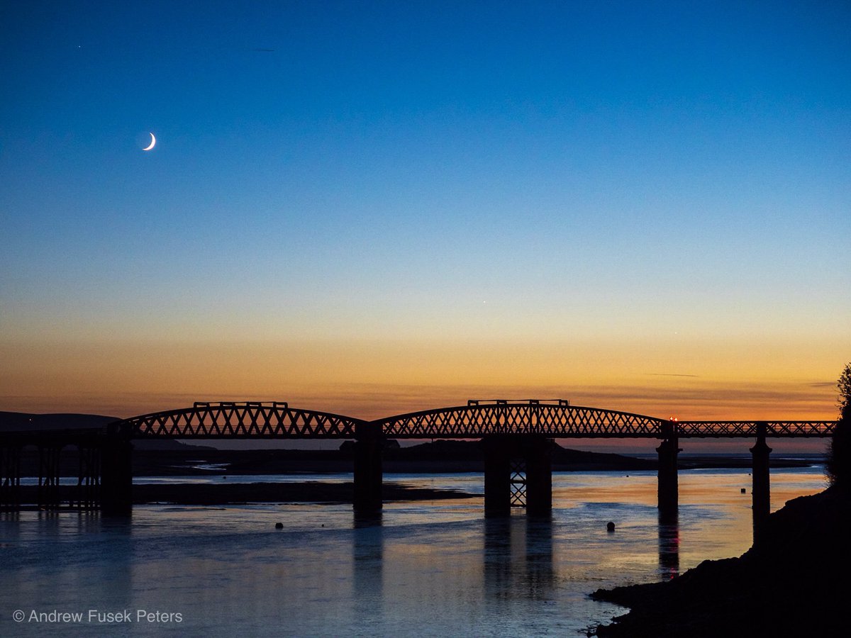 2peters's tweet photo. Crescent moon over Barmouth Bridge #appicoftheweek #digitalcameraPOTD @BBCCountryfile @BBCSpringwatch @Countrymaned @CPRE #wexmondays https://t.co/zGgykZXUZo