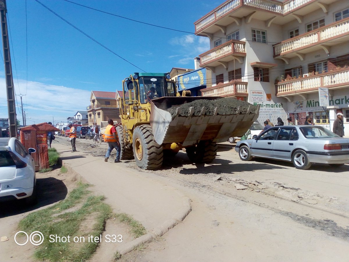 MATP_GOV_MG's tweet photo. #MAHTP #DRAHTP  #Vakinankaratra  Réhabilitation des rues dans la ville d'Antsirabe 

Réhabilitation totale de chaussée sur 500 m à partir de la plaque Tiko à Vatofotsy jusqu'au Rond-point Jovenna (piste) et traitement de nids de poule jusqu'au carrefour Jirama. https://t.co/UCbqxGt4Cz