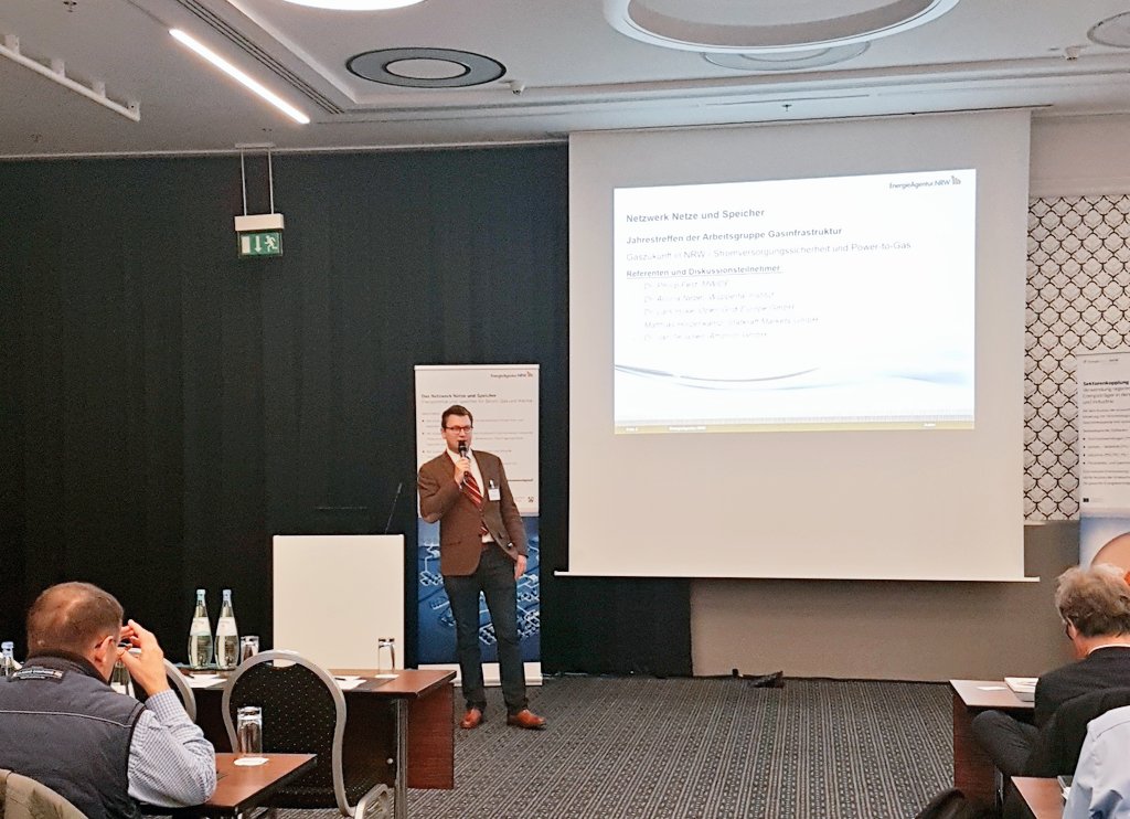 Jen_Friedrich's tweet image. Dr. Phillip Fest eröffnet den Workshop "Gaszukunft in #NRW - Stromversorgungssicherheit und Power-to-Gas" der Arbeitsgruppe #Gasinfrastruktur @EANRW Netzwerk #Netze und #Speicher