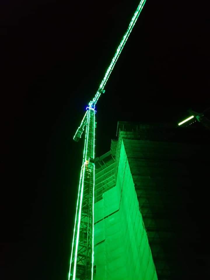 Dit is toch een geweldig gezicht! Onze torenkraan op Almere Duin van <a href="/koopmansbouw/">Koopmans l TBI</a> uitgerust met kerstverlichting in huisstijl. 

#kerst #verlichting #kraan #liebherr #TBI