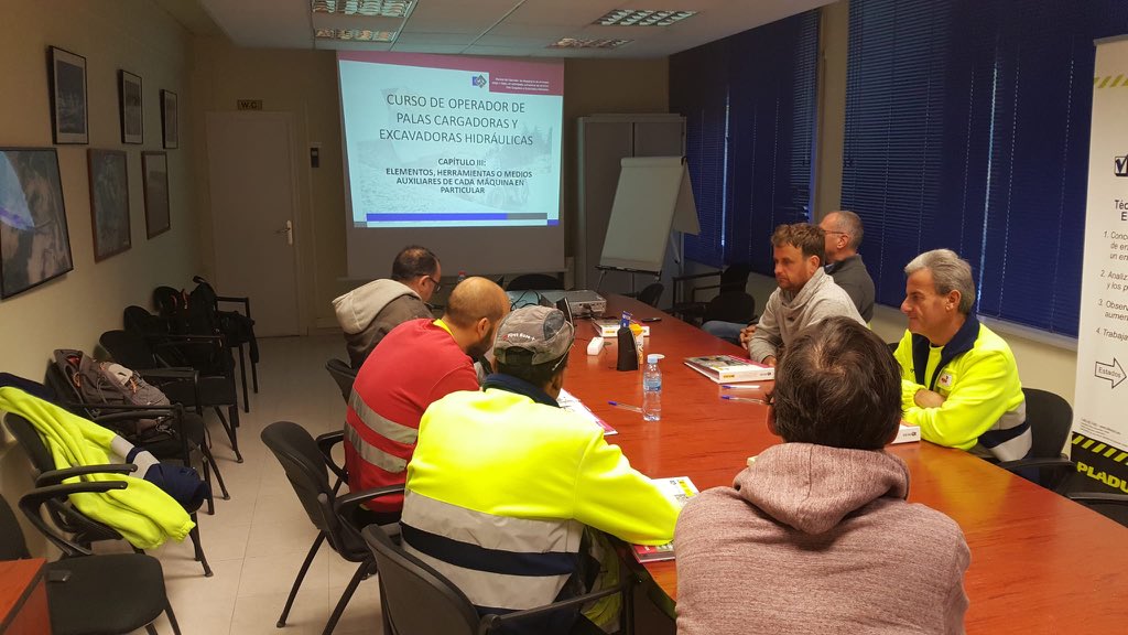 tecminagroup's tweet photo. #formacion de #operarios #mineros #tecmina https://t.co/oVpRkfMSlV
