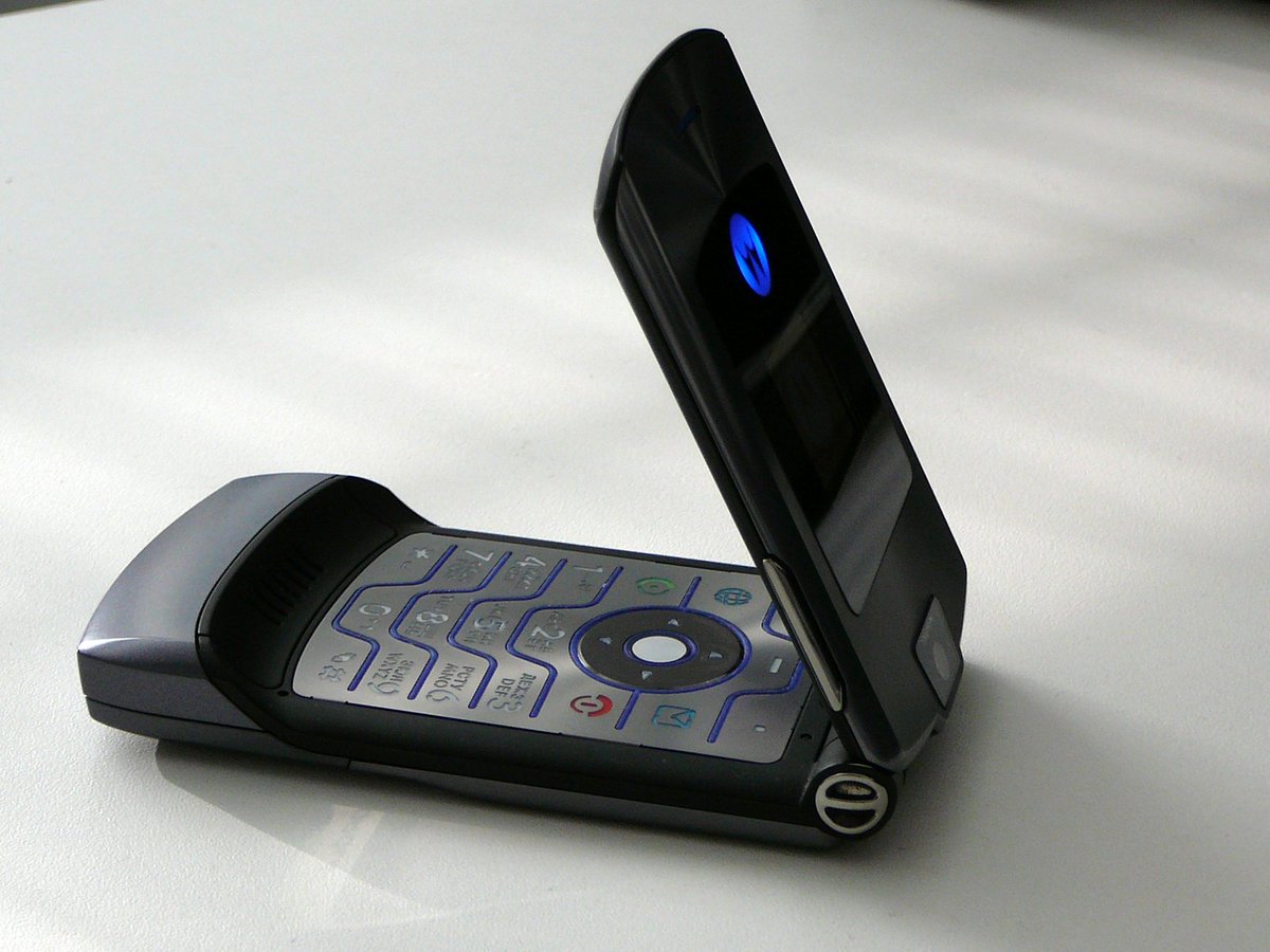 stephenhjones's tweet photo. Anybody remember the #MotorolaRAZR ? I recall people losing their minds over this phone back in the day 😆😆😆 #motorazr #motorola #lowtech https://t.co/KwWroxUuhK