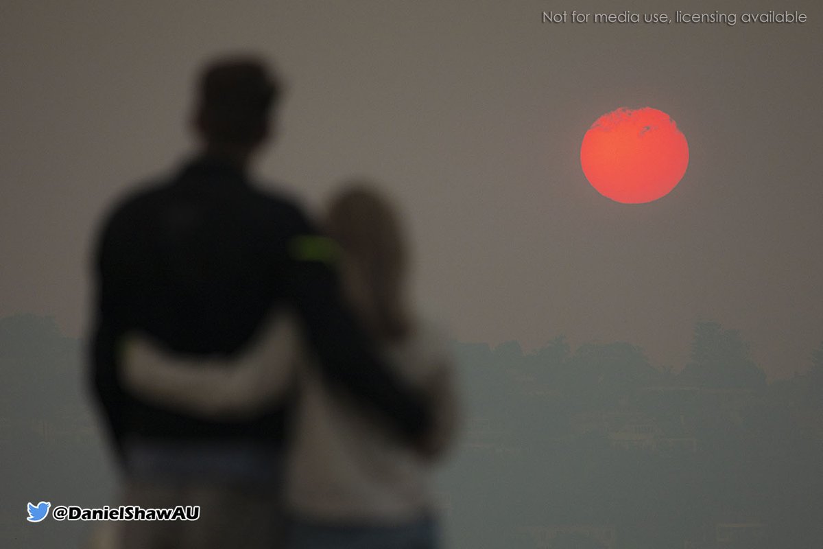DanielShawAU's tweet photo. Eerie scenes as a blood red bushfire smoke filled sunset fills the sky across Sydney, Australia.  #NSWbushfires #NSWfires  Gallery: https://t.co/tj0thmKdav https://t.co/iARXKBgEv0