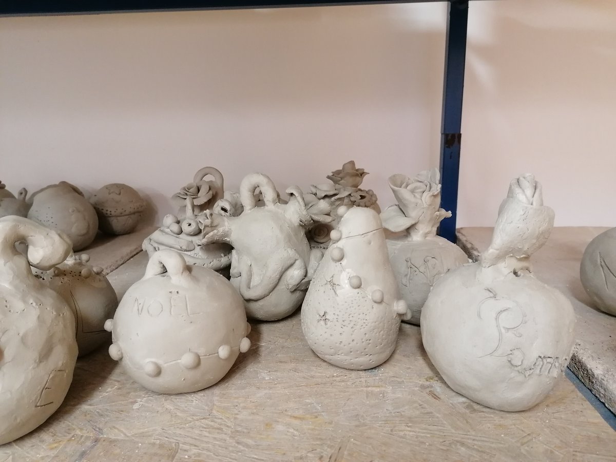 museefaience's tweet photo. J-24 avant Noël c'est parti pour Noël au musée #museefaience #malicornesursarthe #poterie #atelierfamille #boulesdenoel #museedefrance #lasarthe #sarthetourisme https://t.co/dWfU6PdH8O
