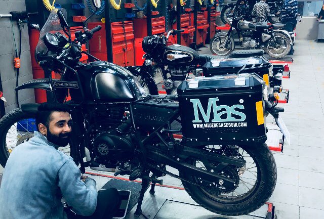 motera_la's tweet photo. La chiquitina está pasando revisión en el taller de #RoyalEnfield, en #Amritsan, antes de que pongamos rumbo a #Anantapur.

Estamos cada vez más cerca, @FVICENTEFERRER!! 

Únete al reto y colabora en la construcción de 10 casas 👉🏼https://t.co/ObZIT30fLt 👈🏼

Continuamos! 🏍💨🌏🇮🇳 https://t.co/lfbIJxGrCQ