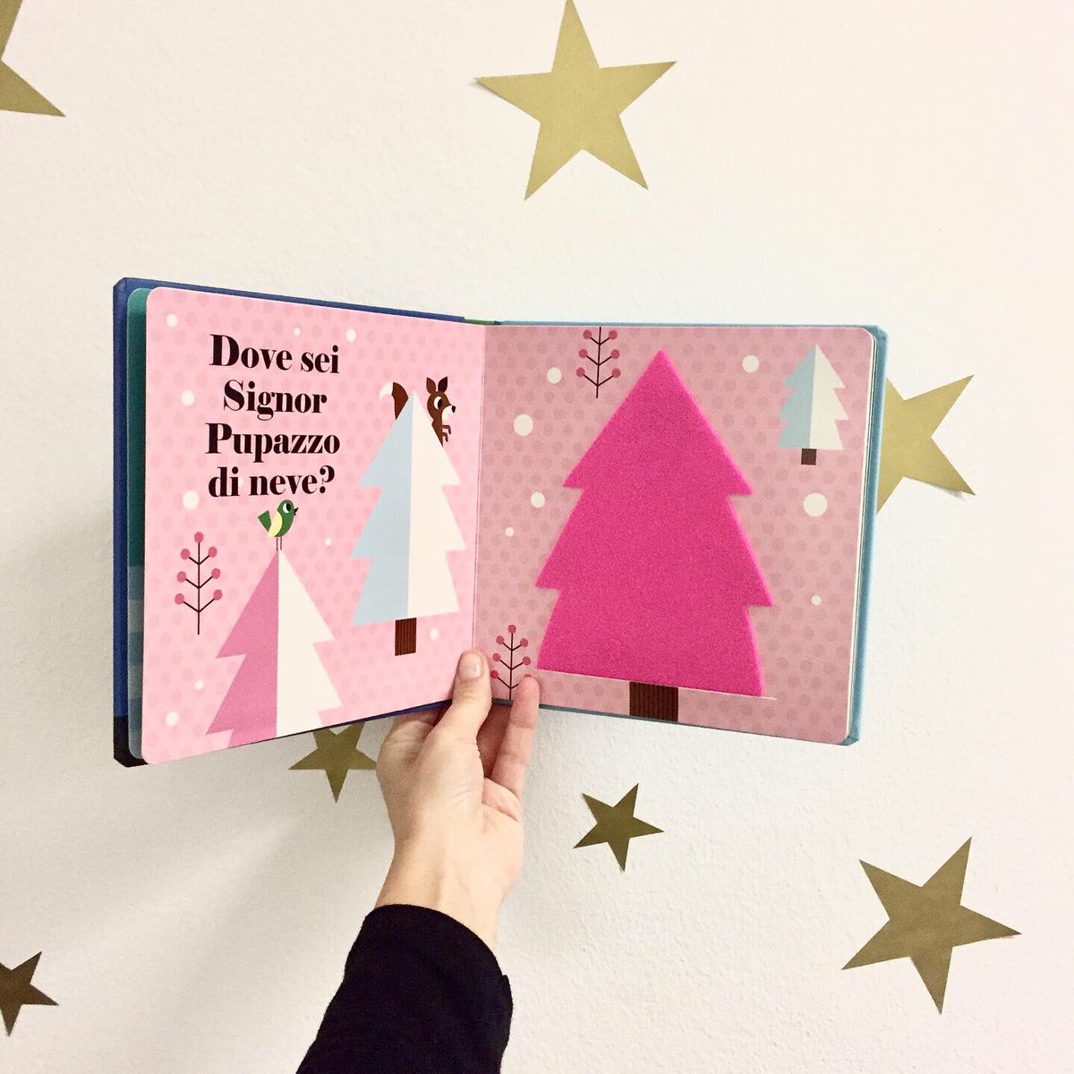 JackintheBook's tweet photo. Siete alla ricerca di un libricino da regalare ai più piccoli per #Natale?Oggi vi consigliamo “Dove sei Babbo Natale?” di #apejunior @salanieditore perché è molto colorato e ha delle divertenti finestrelle di feltro che nascono tanti personaggi natalizi!
#jackinthebook #libro https://t.co/JgGFZeFgjS