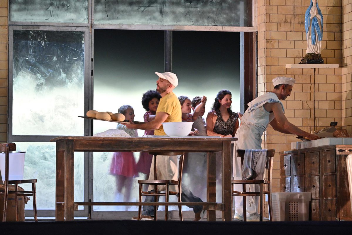 Primeres imatges de #CavPagLiceu! Una producció de luxe que va guanyar un Olivier Award quan es va estrenar a la Royal Opera House i aquesta setmana arriba al Liceu. 
🎟Entrades 👇
liceubarcelona.koobin.com/index.php?acti…
(📷 A. Bofill)