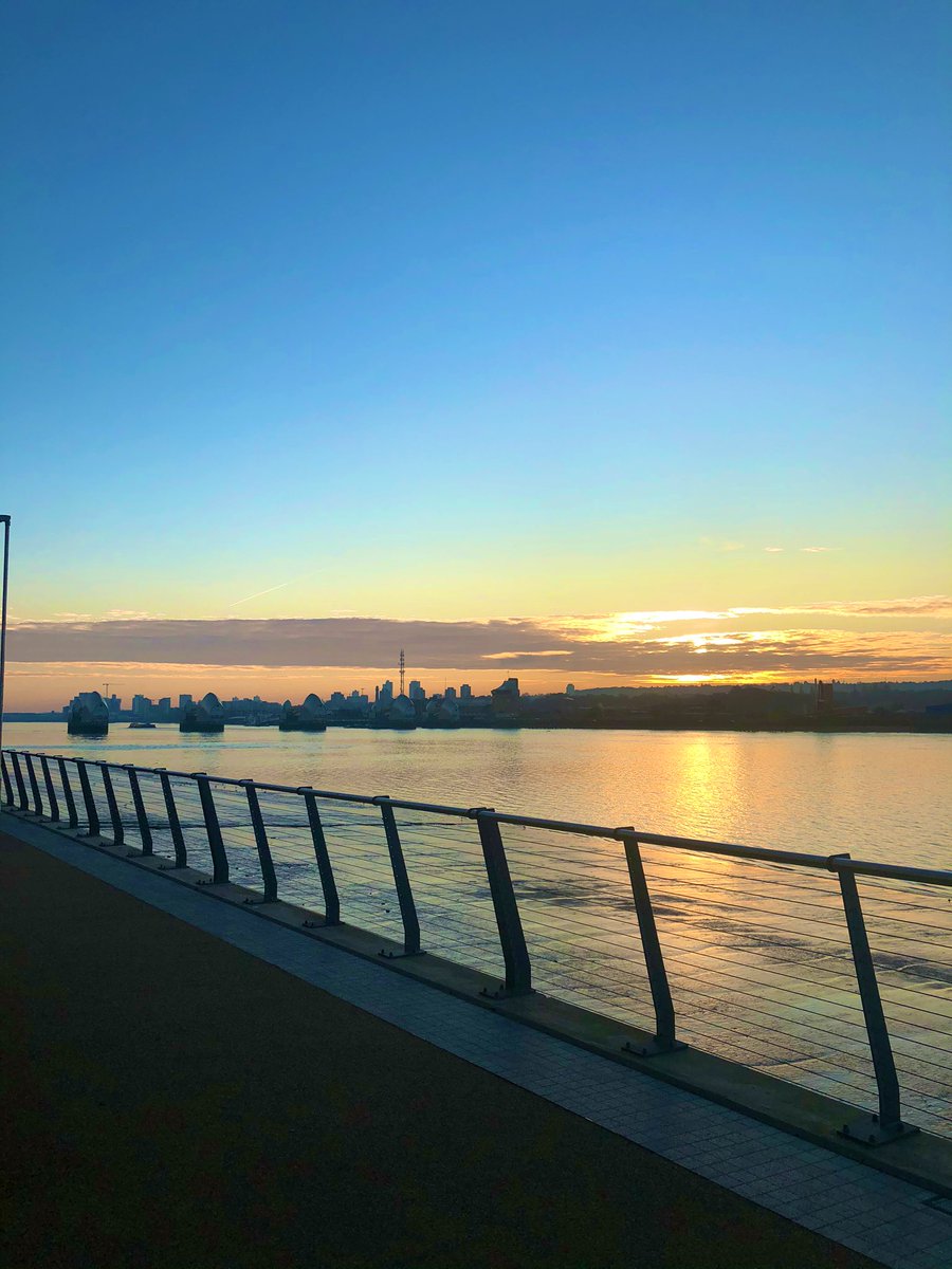 A busy week ahead in London catching up with lovely <a href="/mcr_central/">Manchester Central</a> clients and celebrating the festive season - and what a Monday morning sky to kick things off 👍🏻👌🏻🙏🏻