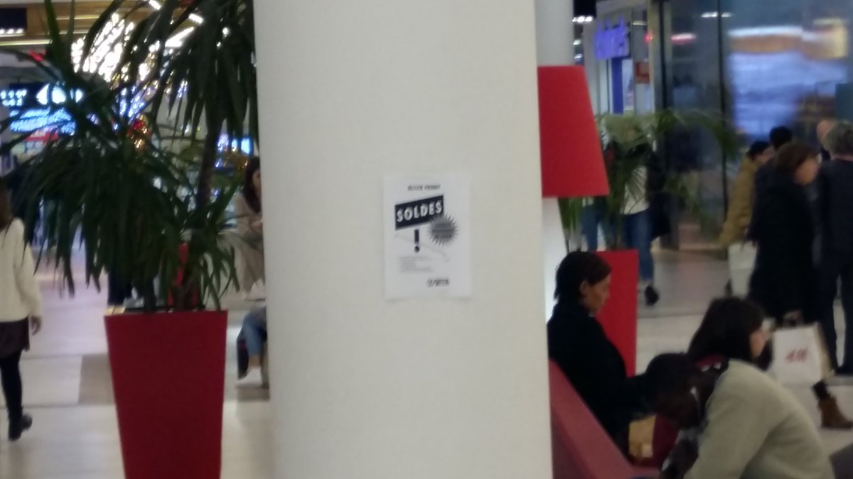 action  block Friday 
Affichage au BAB2 temple du gaspillage à Bayonne 
Amour et rage !