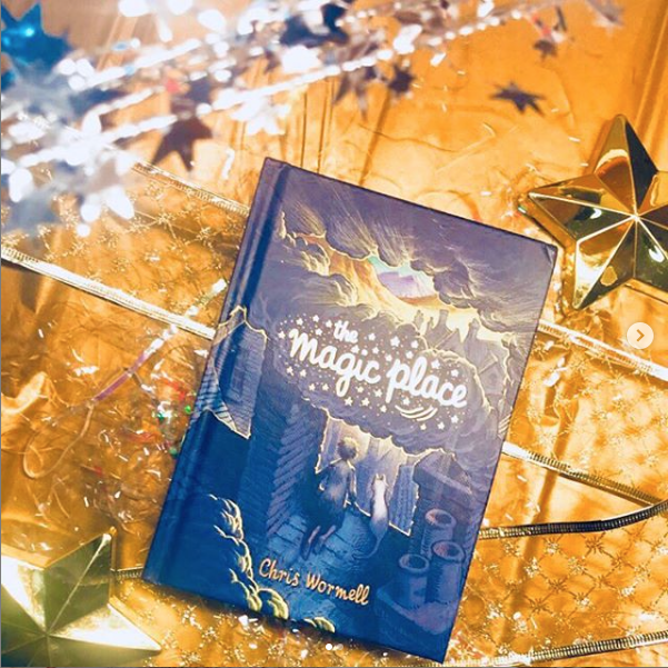 DFB_storyhouse's tweet photo. 🤩🌟💛 The Magic Place by Chris Wormell is a Sunday Times Book of the Year! 🤩🌟💛

We are delighted! And winners of our Advent Calendar giveaways will also receive a Magic Place / DFB tote bag, designed by Chris 🎉

Dream of #TheMagicPlace this Christmas 💫 https://t.co/PhNxkVyrqA