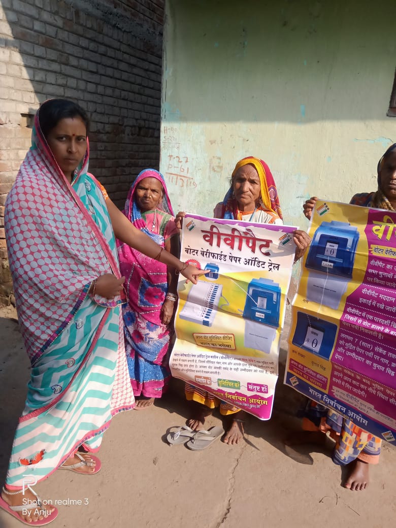 DC_Hazaribag's tweet photo. EVM and VVPAT demonstration at Badkagaon block of #Hazaribag....

Women took part in Mock Poll and Pledge for Vote during #JharkhandkaVoteParv....
#SVEEPJharkhand
#CEOJharkhand
#ChunavJatra
#12December
#GoVoteHzb https://t.co/odFv7d9VCF