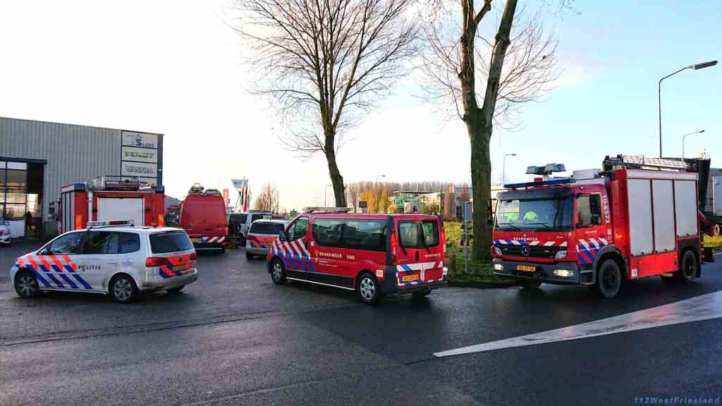 Hulpdiensten massaal ingezet voor melding auto te water op de Markerwaardweg (N240) Zwaagdijk-Oost..