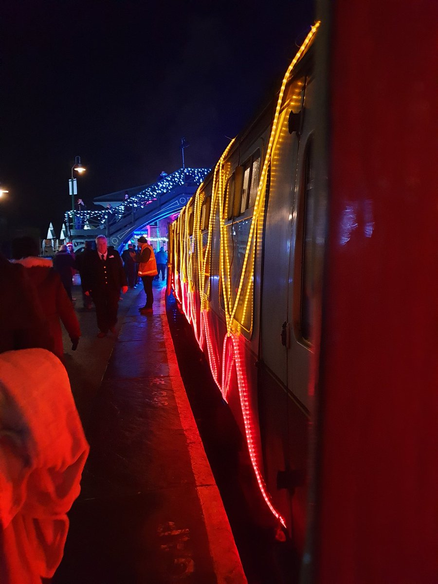 Fabulous time on <a href="/nymr/">North Yorkshire Moors Railway</a> #NorthernLightsExpress last night. Fantastic effort by all staff, who made it so magical, you'd never have guessed it was only the 2nd night. 
Thank you for making the start of December so special 🚂🚃🚃🚃