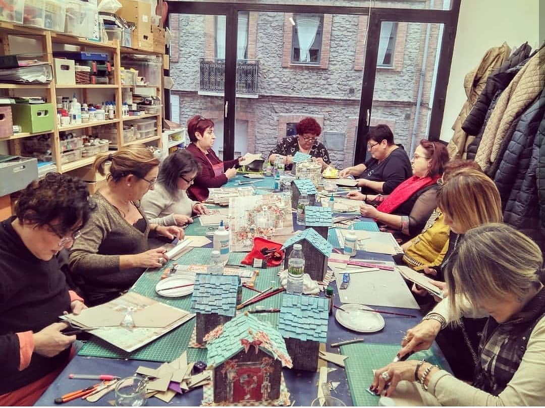 KreativaArtis's tweet photo. Egun on!!! Comenzamos diciembre con buen sabor de boca gracias al fantástico fin de semana de cursos que hemos tenido en Artis kreativa, con lady bloom y @decomanoficial. Gente maja y ambiente inmejorable. Muchas gracias a todas😘😘. #comerciolocal #manualidades #ladybloom https://t.co/mQq1J60jnC