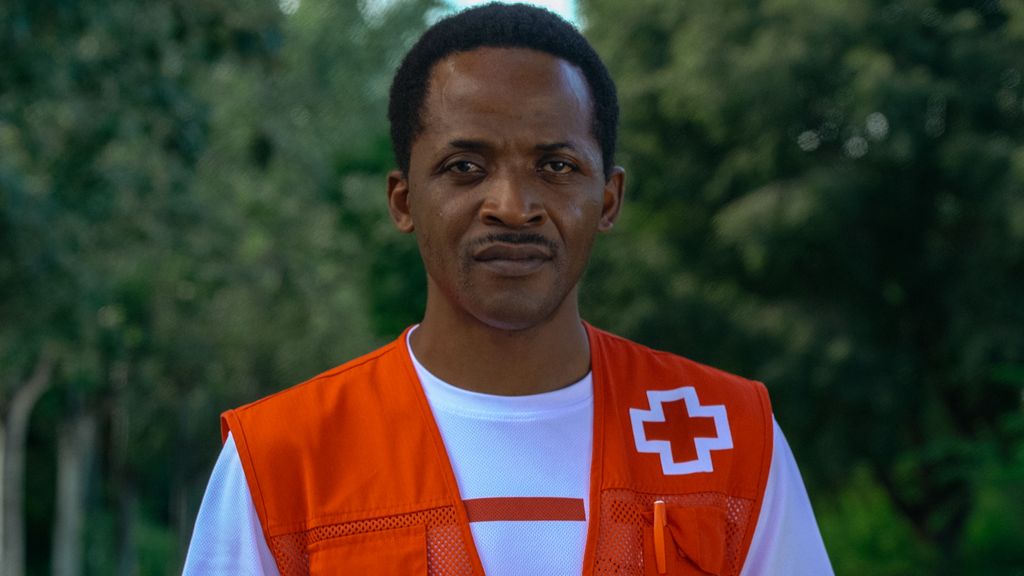 Abdoulaye works for the red cross in Barcelona. He is part of the team that welcomes people who have recently arrived, often by boat, from the African continent. Being a migrant himself, he knows how to talk to them. #humanpostcards