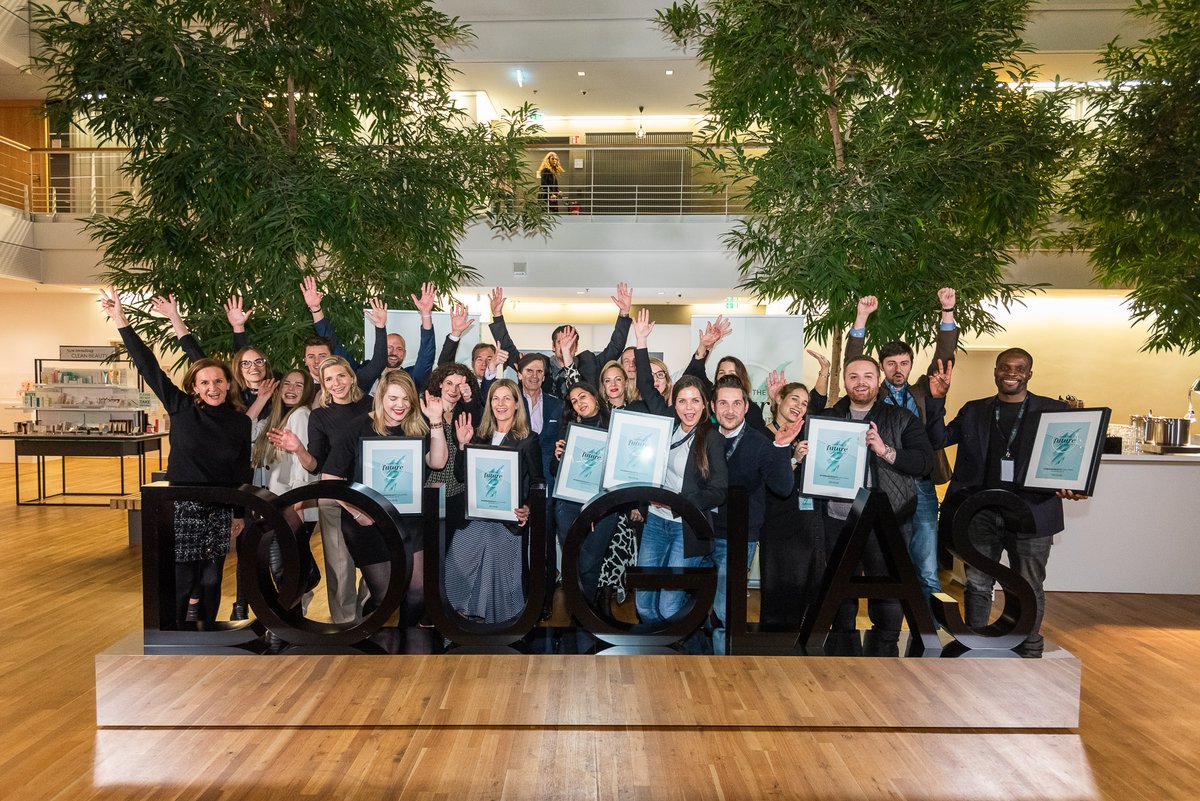 TMuellerDouglas's tweet image. Congratulations to @aveandedam and @beautyself_de! 2019 winner of the #FORWARDBEAUTYChallenge! The #Douglas team and me are thrilled to partner with such an impressive team!