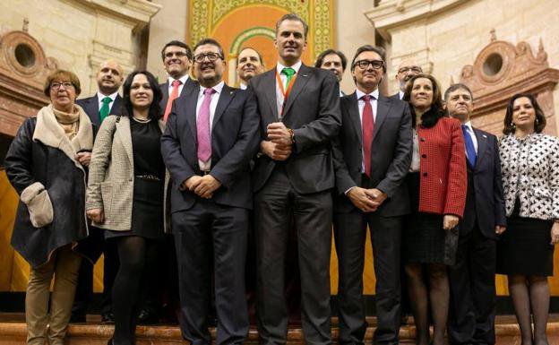 Pablovimarquez's tweet photo. Fue una gran fiesta en todas las provincias de Andalucía pero en #Huelva fue brutal porque conseguimos meter a @RafaSegoviaVOX como parlamentario, sin duda es el mejor representante para Huelva.
Me toca felicitar a #Los12DeVox por el gran trabajo realizado y por lo que viene. 🇪🇸 https://t.co/r2V5D5j6Sz