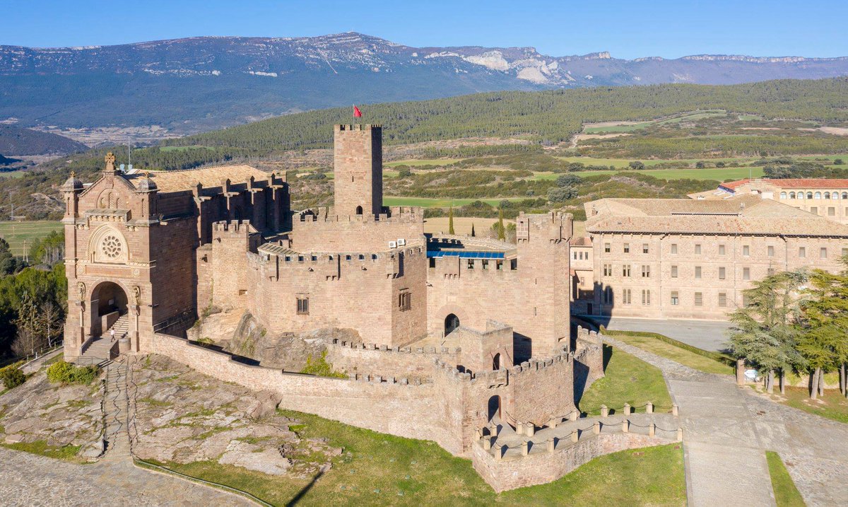 VisitNavarra's tweet photo. 🎉¡Feliz día a todos los navarros/as!
😍Hoy es San Francisco Javier, patrón de Navarra. Puedes aprovechar para visitar el castillo donde vivió, así como otras maravillas de esta tierra como la Selva de Irati, el nacedero del Urederra o el Castillo de Olite
https://t.co/nQYQAzpSd6 https://t.co/fcNwdSY1fv