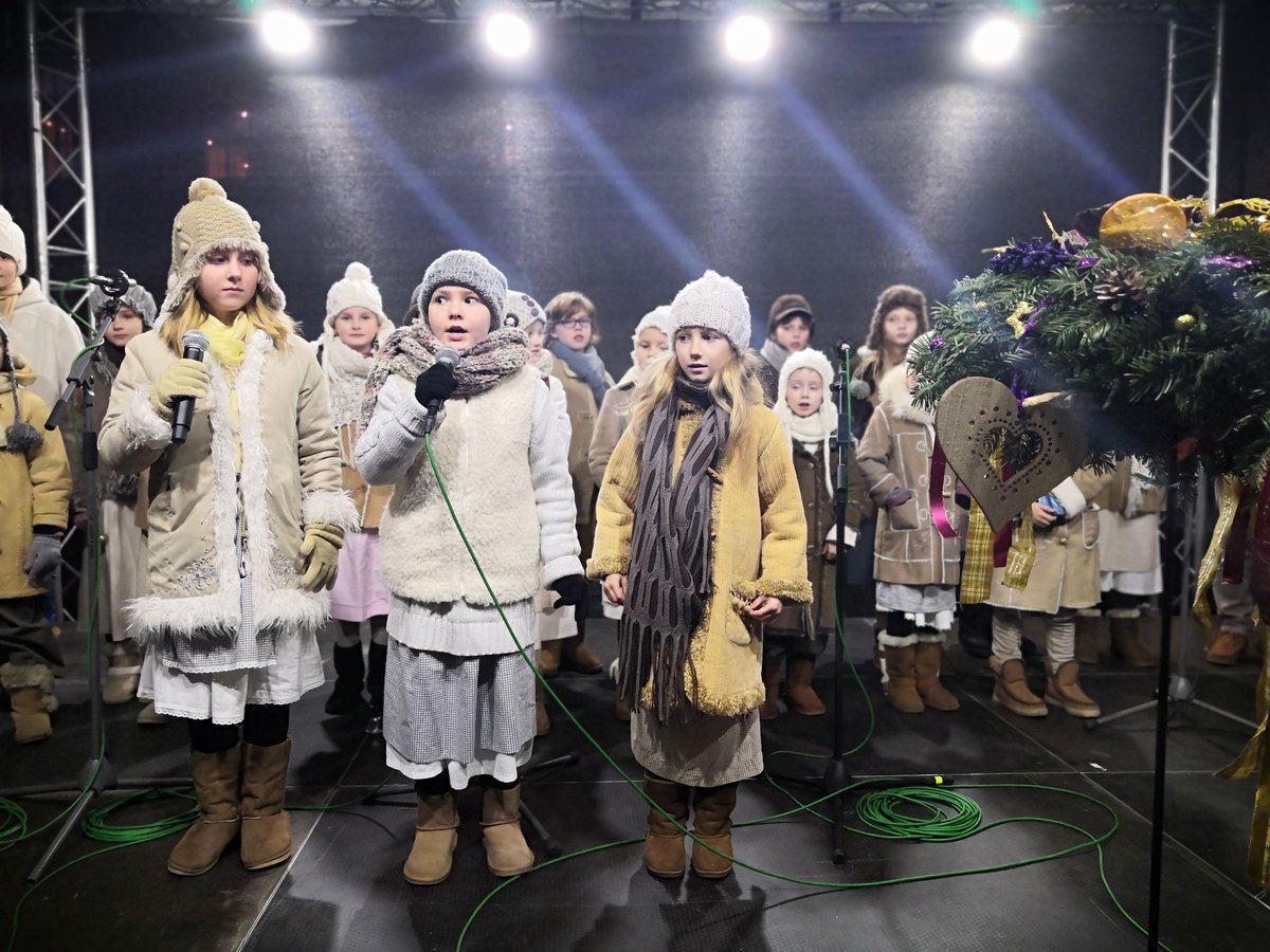 SOSvesnicky's tweet photo. Děkujeme všem, kteří včera dorazili na Pražský @HradOfficial, aby společně s námi před bazilikou svatého Jiří rozsvítili za doprovodu dětského sboru #CoroPiccolo vánoční strom. A těm, kteří to nestihli přejeme krásný advent plný láskyplných zážitků❤️🎄#advent #Vanoce https://t.co/gr4sI9Z55g