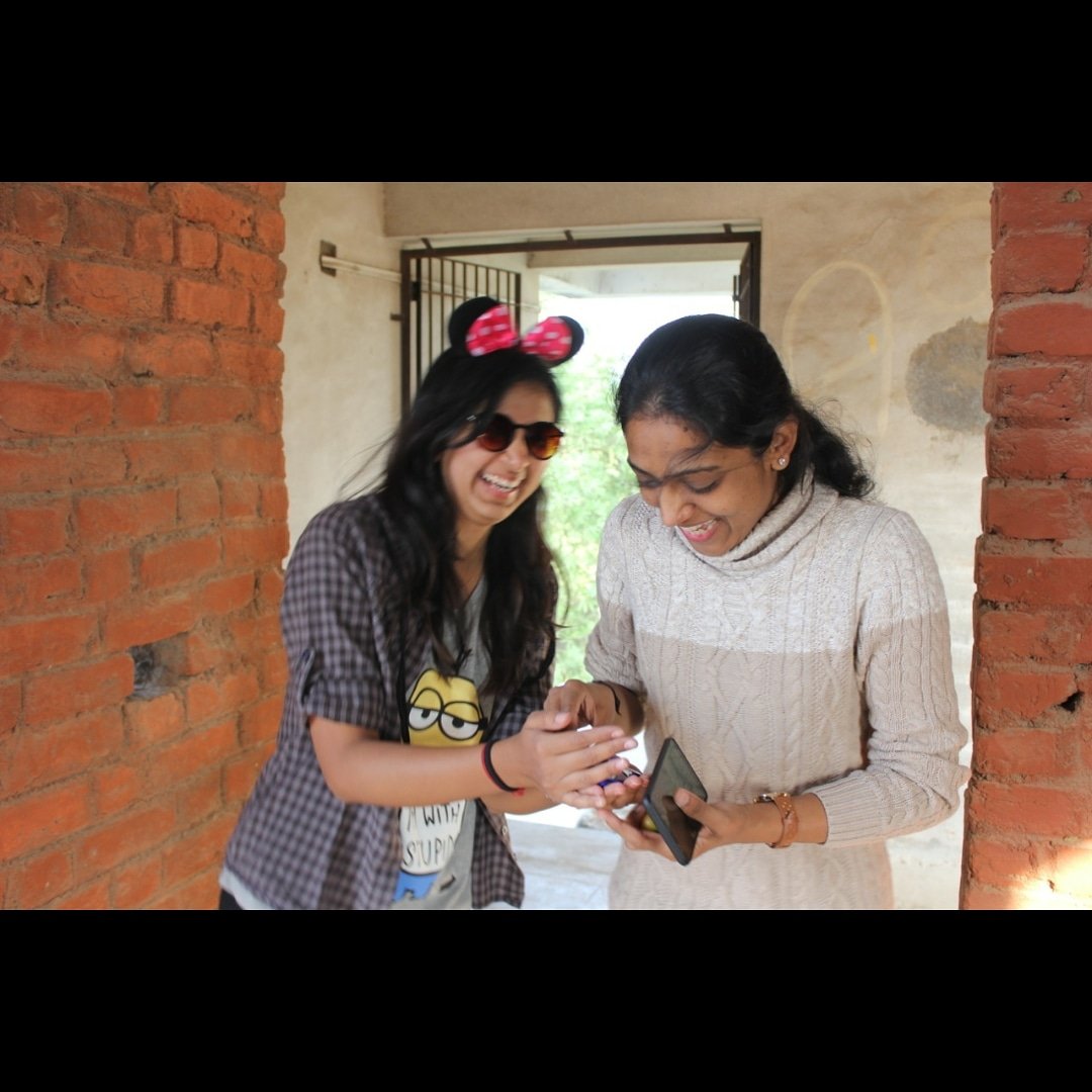 urvi_sachdev's tweet photo. Happiest birthday🥳 to the most lovable and caring mentor I have ever found who always encourages people with her bright sparkling smile and full of enthusiasm!🤩☺️
#HBDSmilingShivani🤗😘
#LindtLover😋😉
#Grateful😊
#Divinefriend✨😇 https://t.co/Ff2P4HU6ZJ