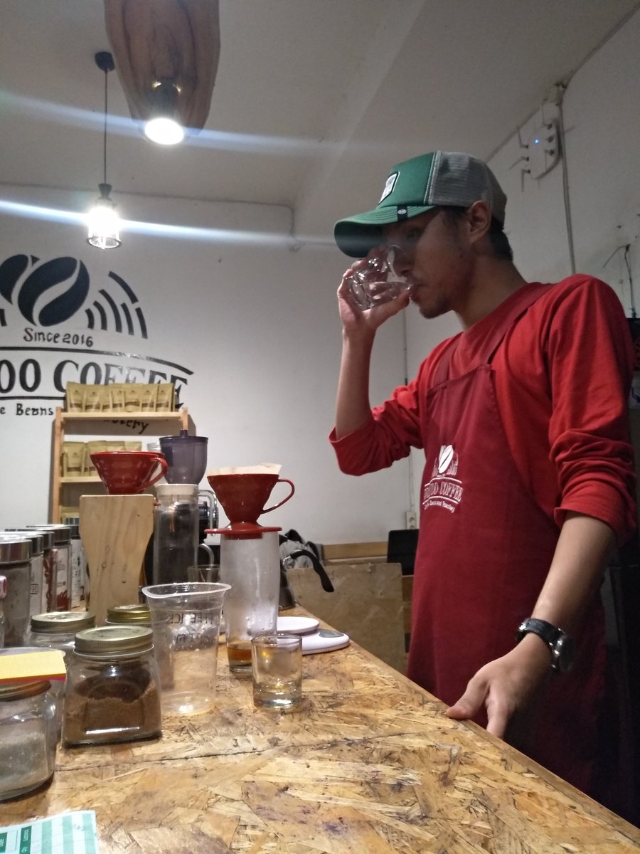 Masih aku liatin, belum aku jilatin 😜