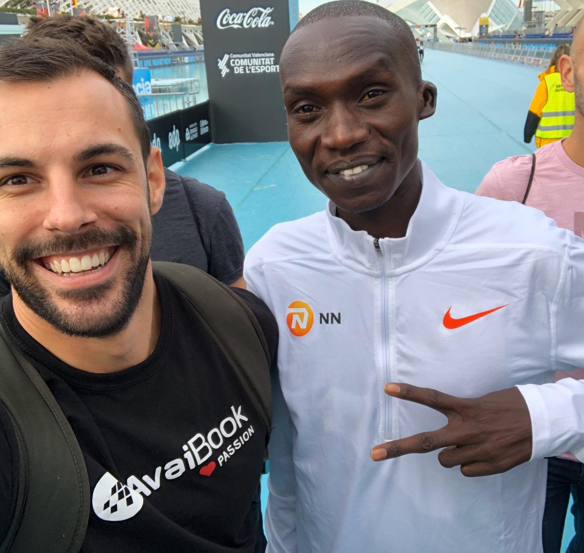 Como sabéis, estuvimos en la feria de la #MaratonValencia y allí coincidimos con <a href="/joshuacheptege1/">Joshua Cheptegei 🇺🇬🇺🇬 🥇🥇</a> 

Este selfie le ha traído suerte para batir el #record del mundo de 10k 🙊

¡Enhorabuena!👏🏽 A seguir cumpliendo sueños 💪🏽

#JoshuaCheptegei #AvaiBookSports #GestionEventosDeportivos