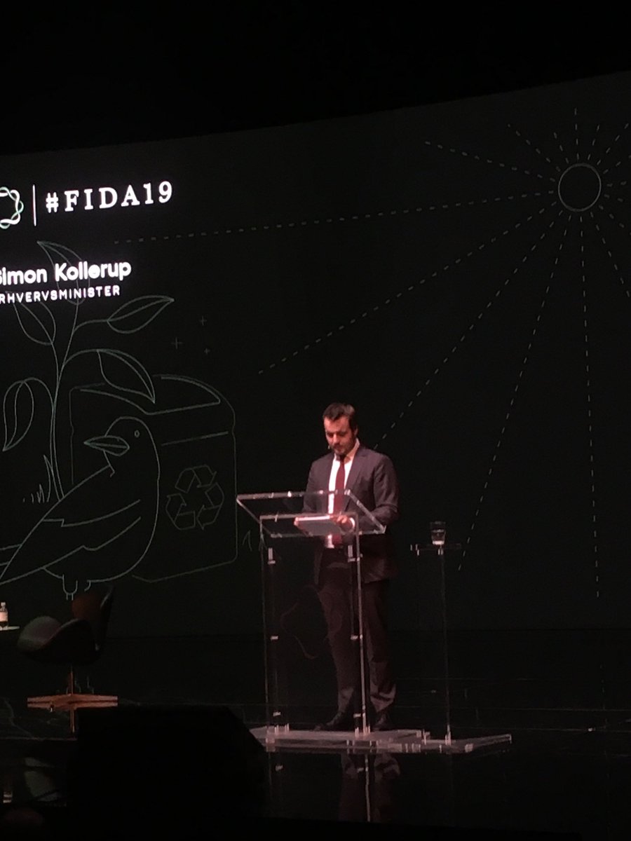 FrankJensenKBH's tweet image. Erhvervsminister ⁦@simonkollerup⁩ på ⁦@Finansdk⁩ Årsmøde opfordrer sektoren til partnerskab om den grønne omstilling og regeringens 70 pct. reduktion i CO2 reduktion i 2030. #poldk #FIDA19