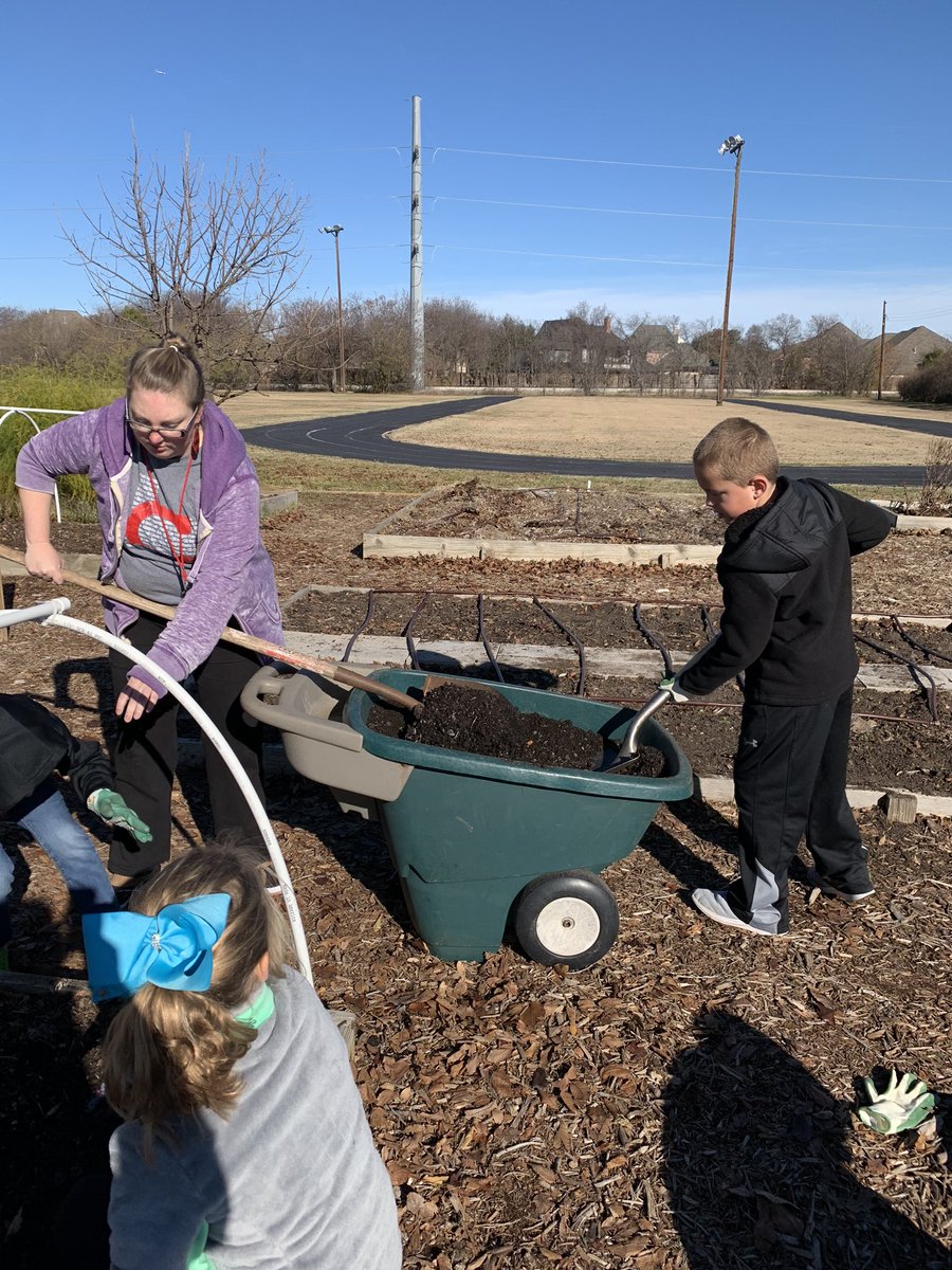 PinkHWszolek's tweet photo. Helping get the garden beds ready for winter! https://t.co/BhhBNWG82m